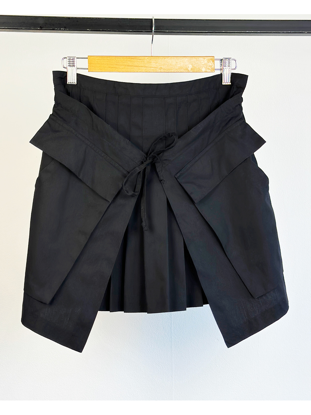 Falda negra tableada doble capa 1