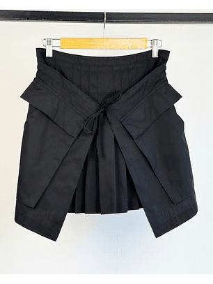 Falda negra tableada doble capa