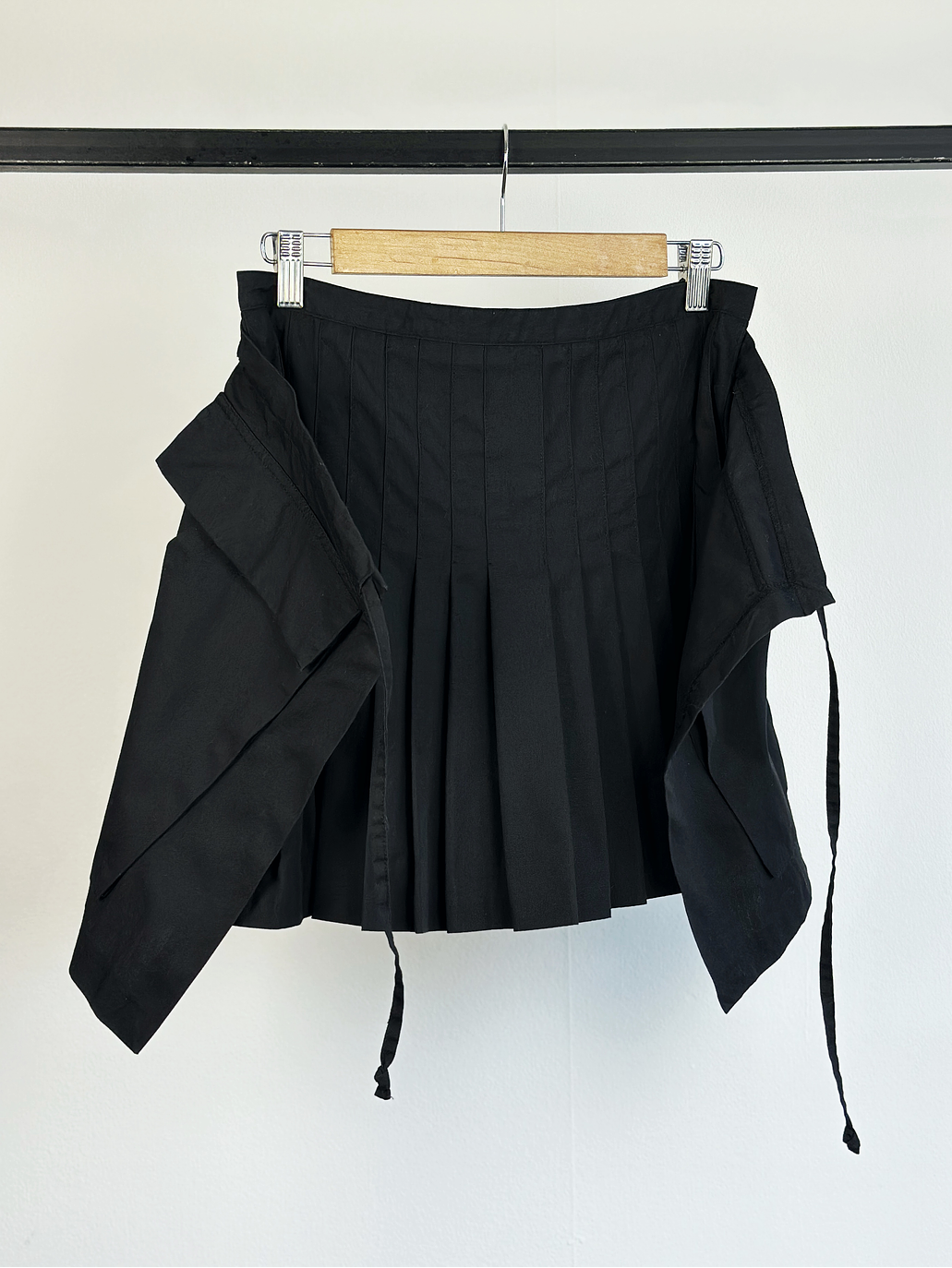 Falda negra tableada doble capa 4