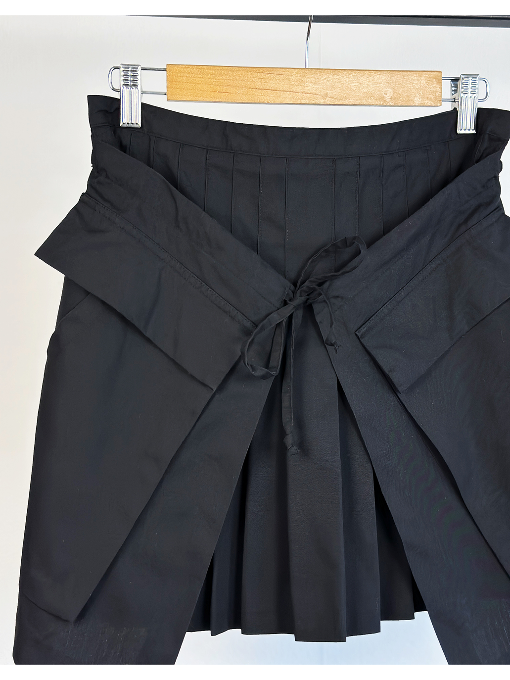 Falda negra tableada doble capa 2