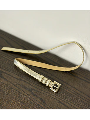 Cinturón metalizado textura piel