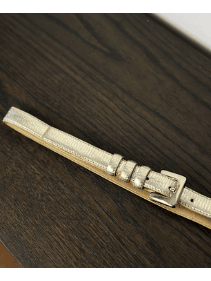 Cinturón metalizado textura piel