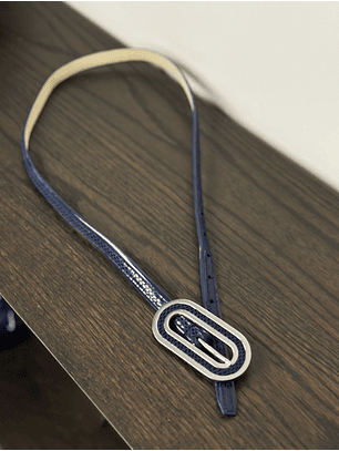 Cinturón azul texturizado