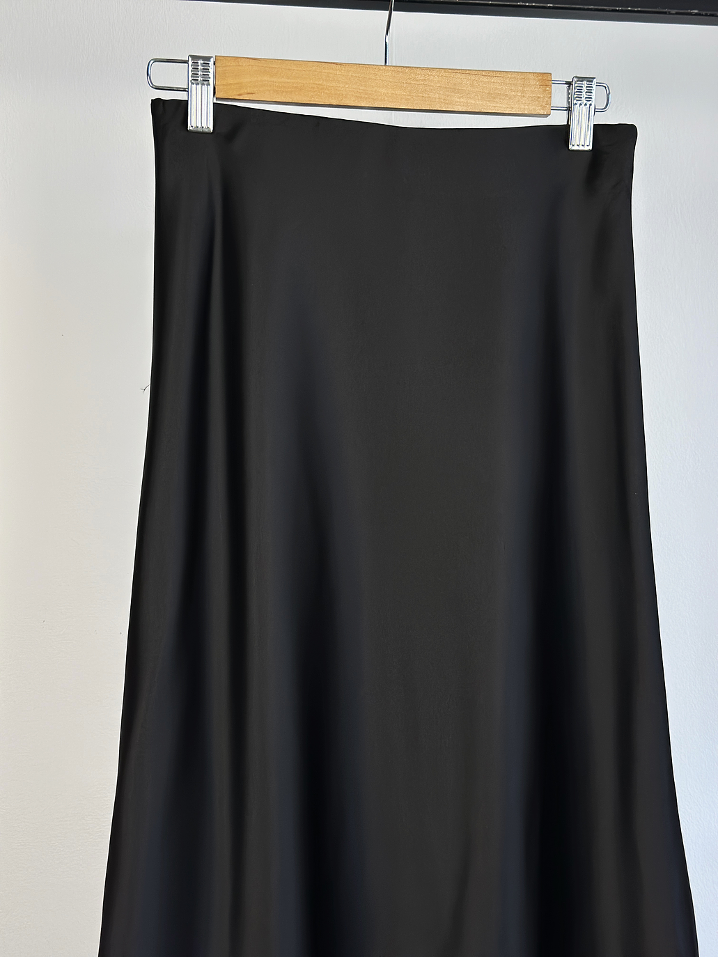 falda negra satinada 2