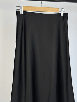 falda negra satinada