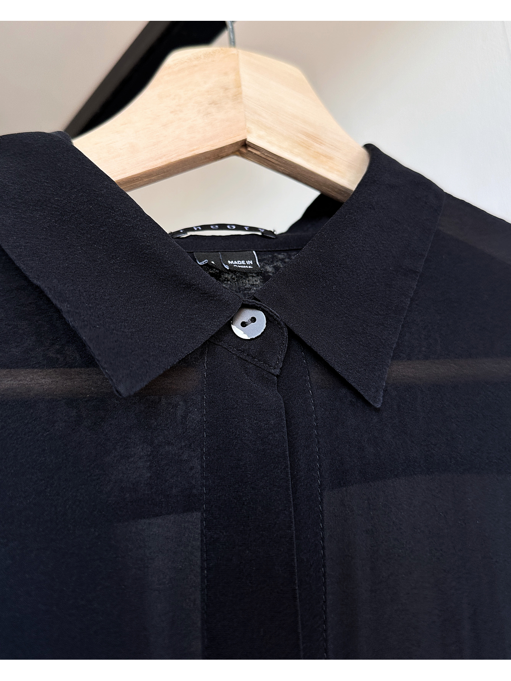 camisa negra de seda  4