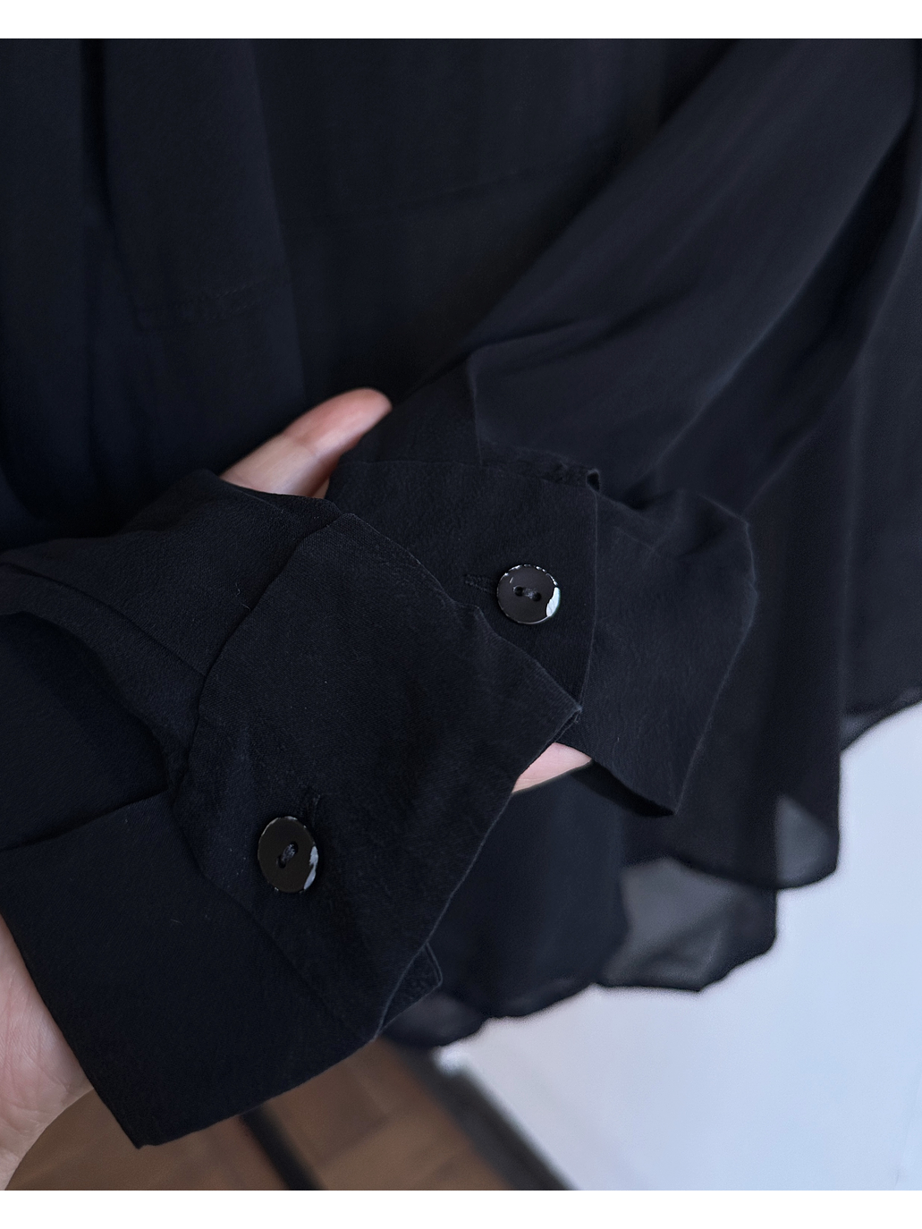 camisa negra de seda  5