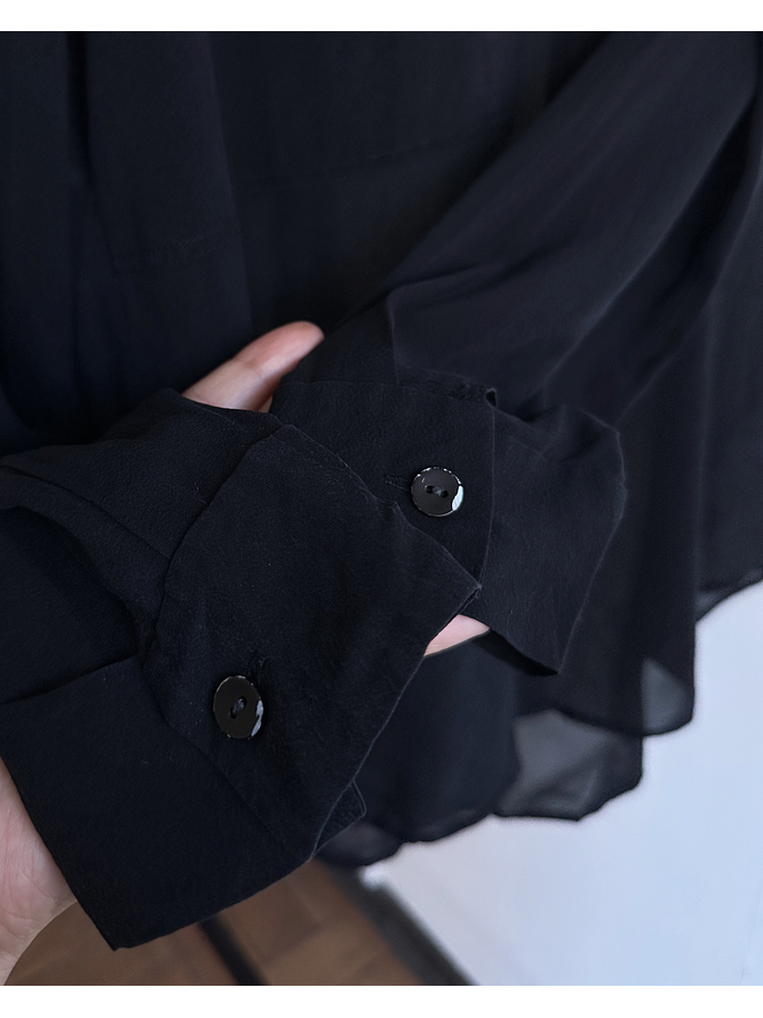 camisa negra de seda  5