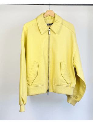 chaqueta de cuero amarilla