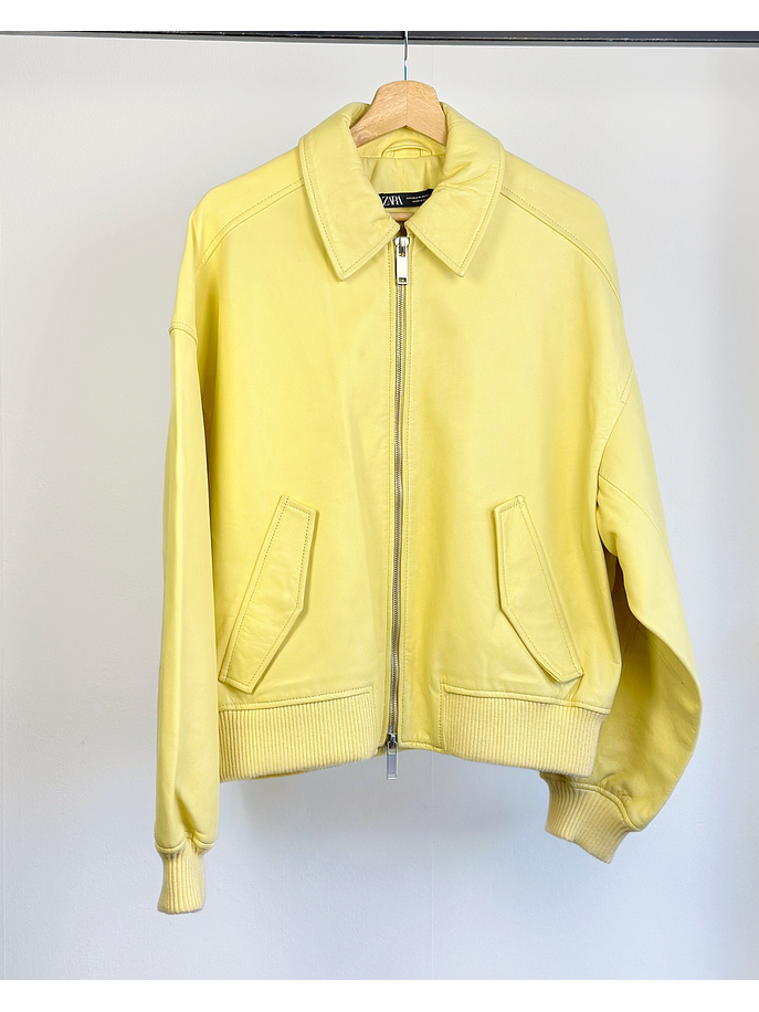chaqueta de cuero amarilla 1