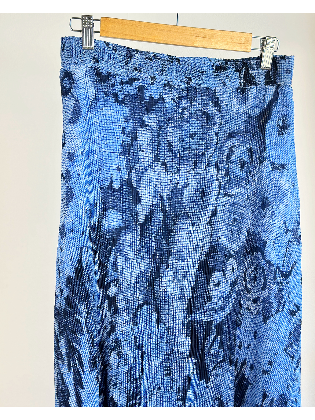 Falda azul floreada plisada 3