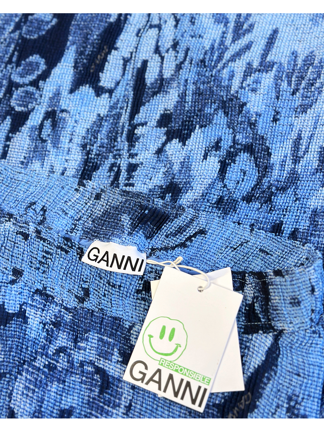 Falda azul floreada plisada 2