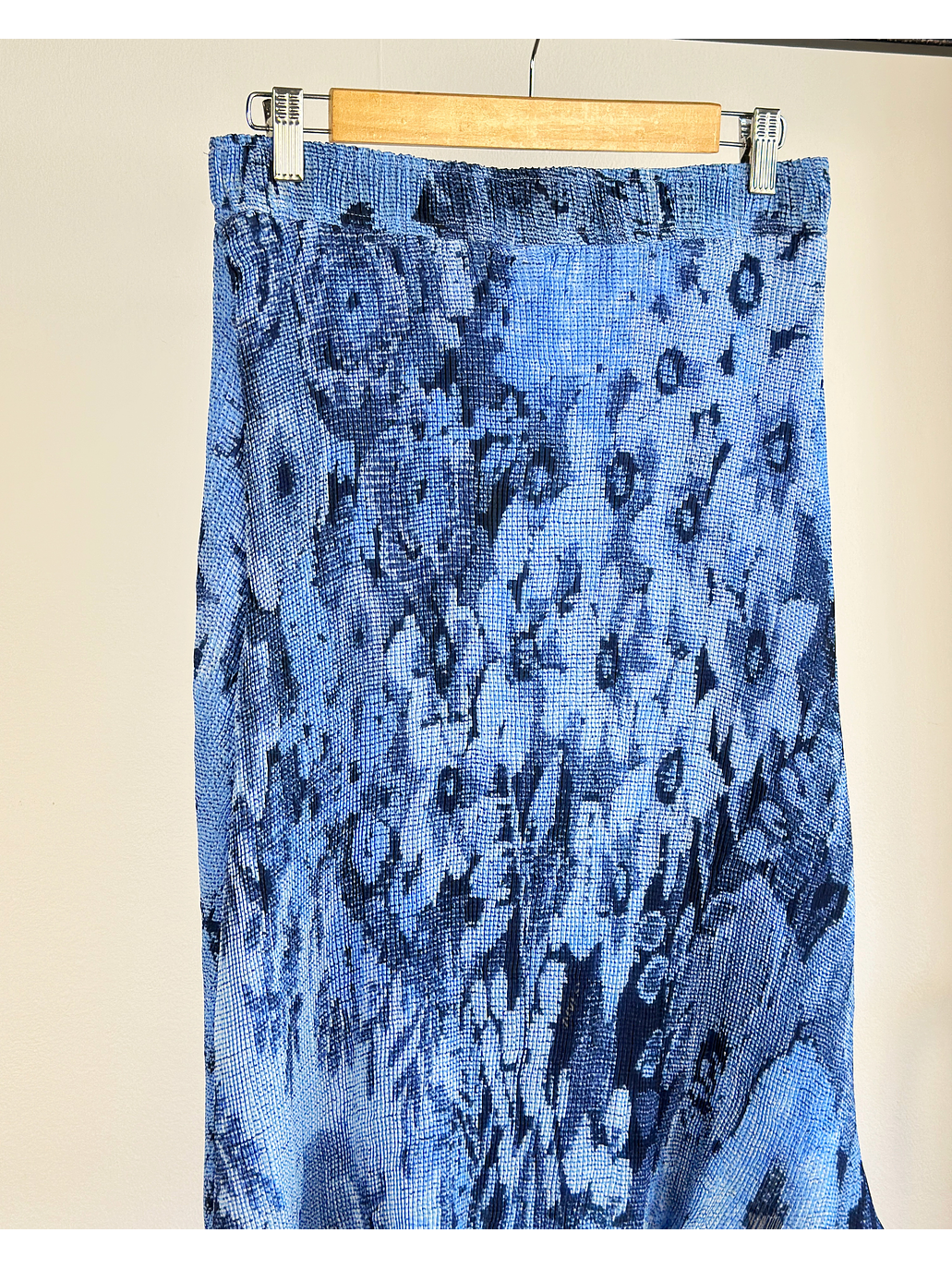 Falda azul floreada plisada 5