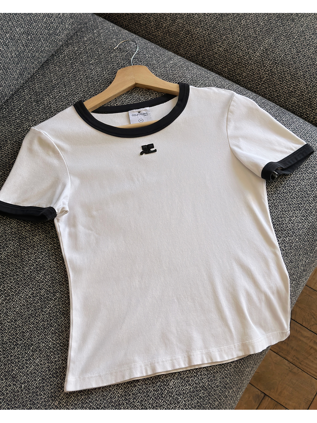 Polera blanca logotipada 1