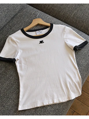 Polera blanca logotipada