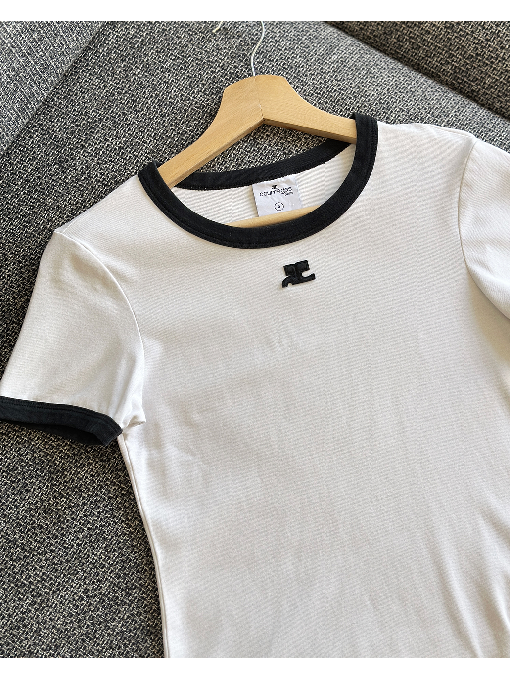 Polera blanca logotipada 2