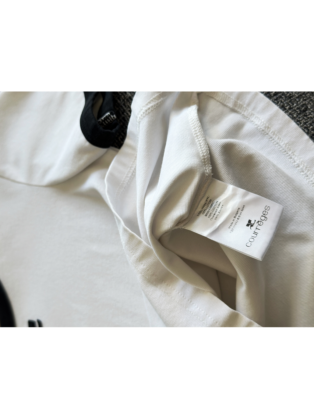 Polera blanca logotipada 4