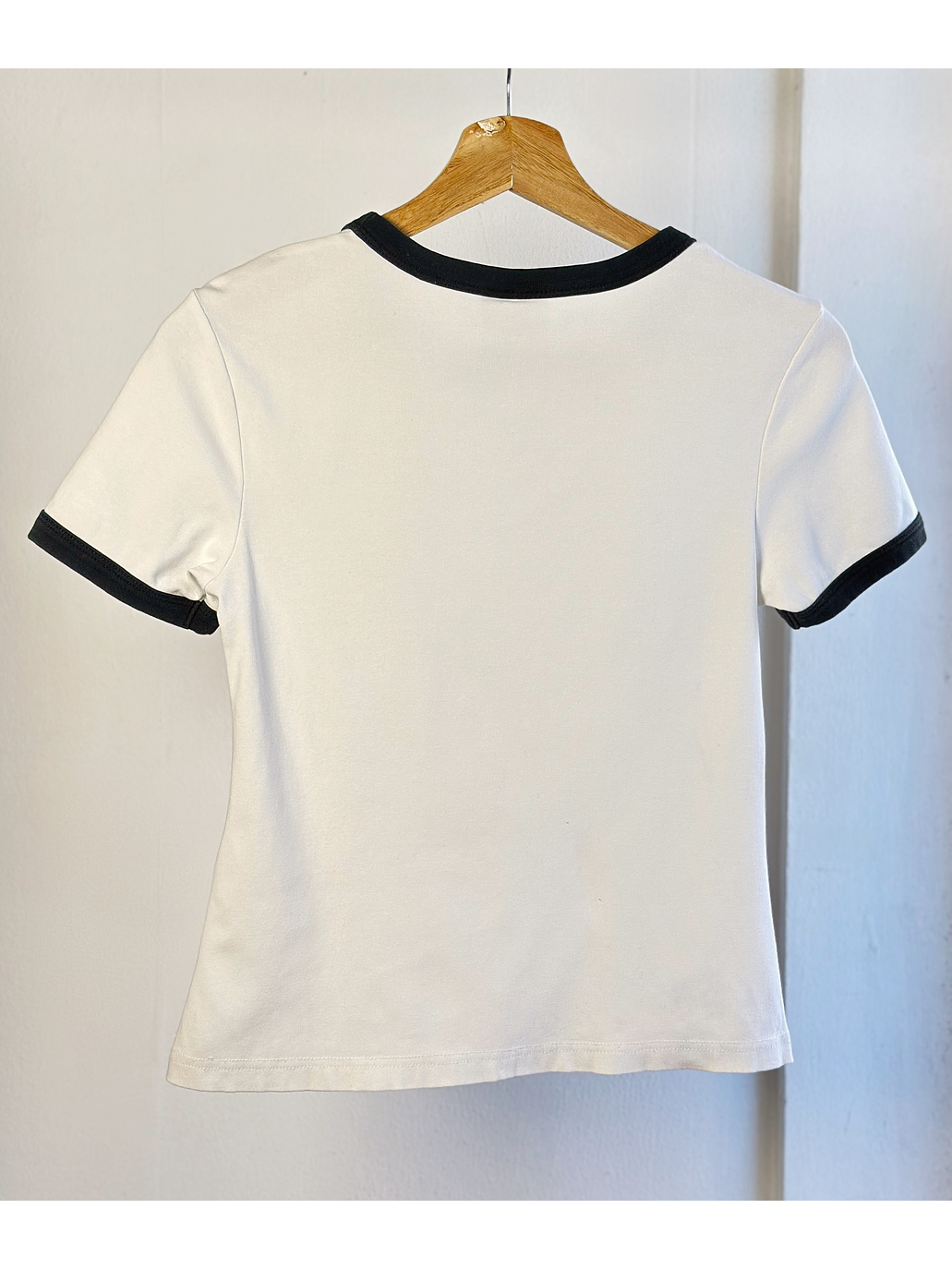 Polera blanca logotipada 6