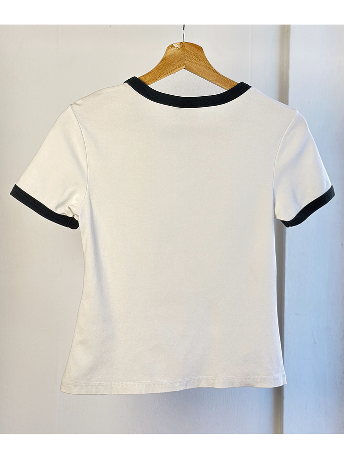 Polera blanca logotipada 6