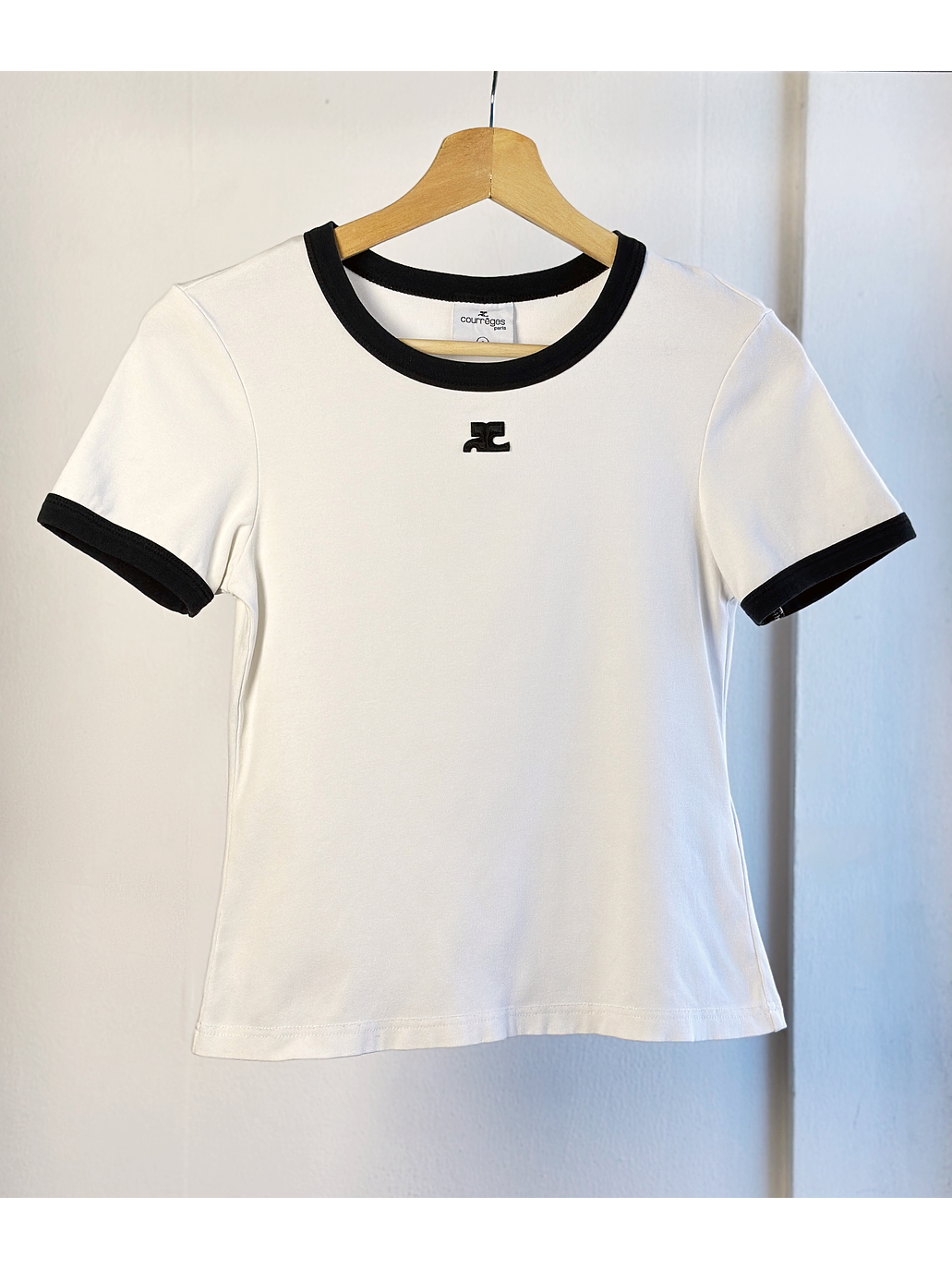 Polera blanca logotipada 5