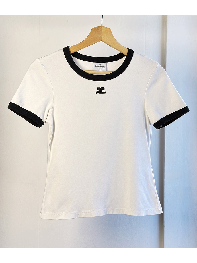 Polera blanca logotipada 5