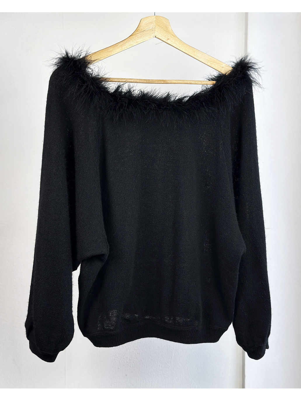 Chaleco negro con plumas 1