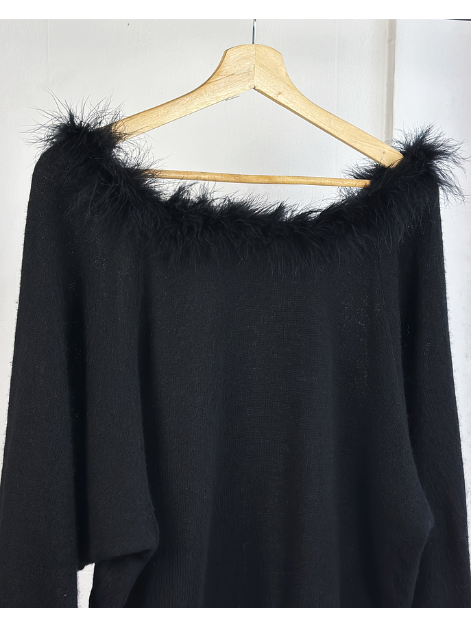 Chaleco negro con plumas 2