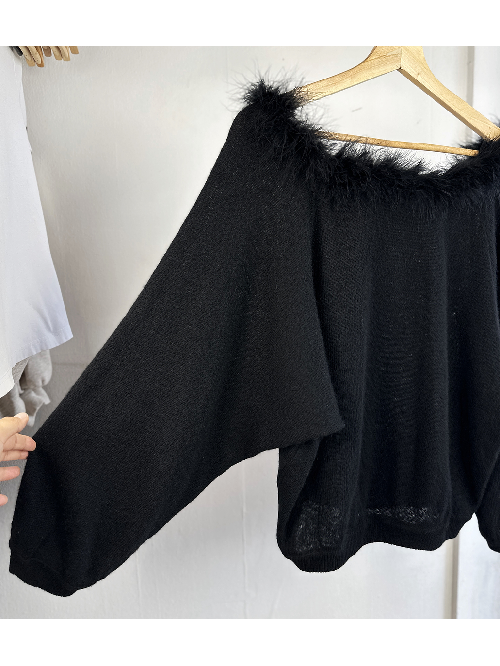 Chaleco negro con plumas 3