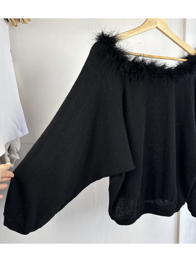 Chaleco negro con plumas 3