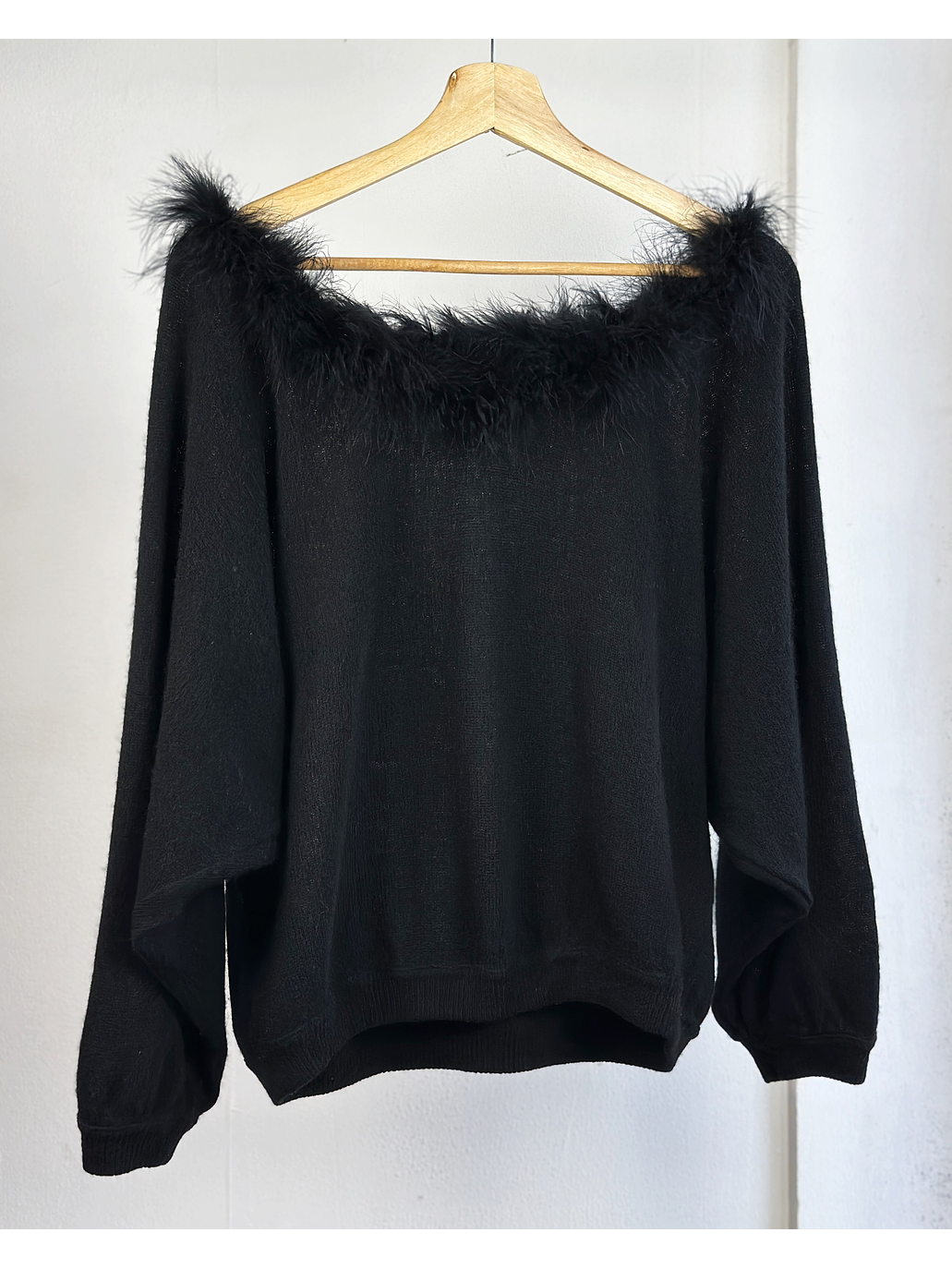 Chaleco negro con plumas 4