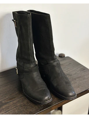 Botas negras de cuero