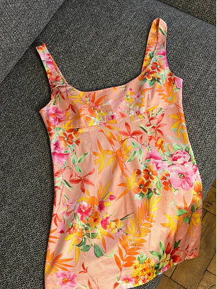 Top floreado satinado