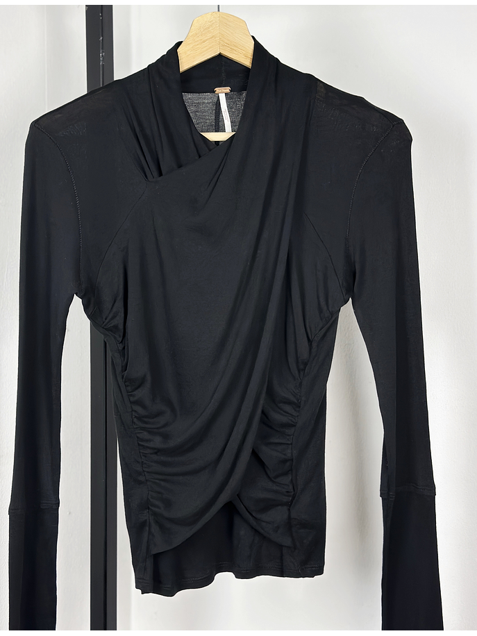 Top negro drapeado 2