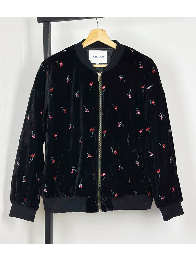 Chaqueta negra floreada  1