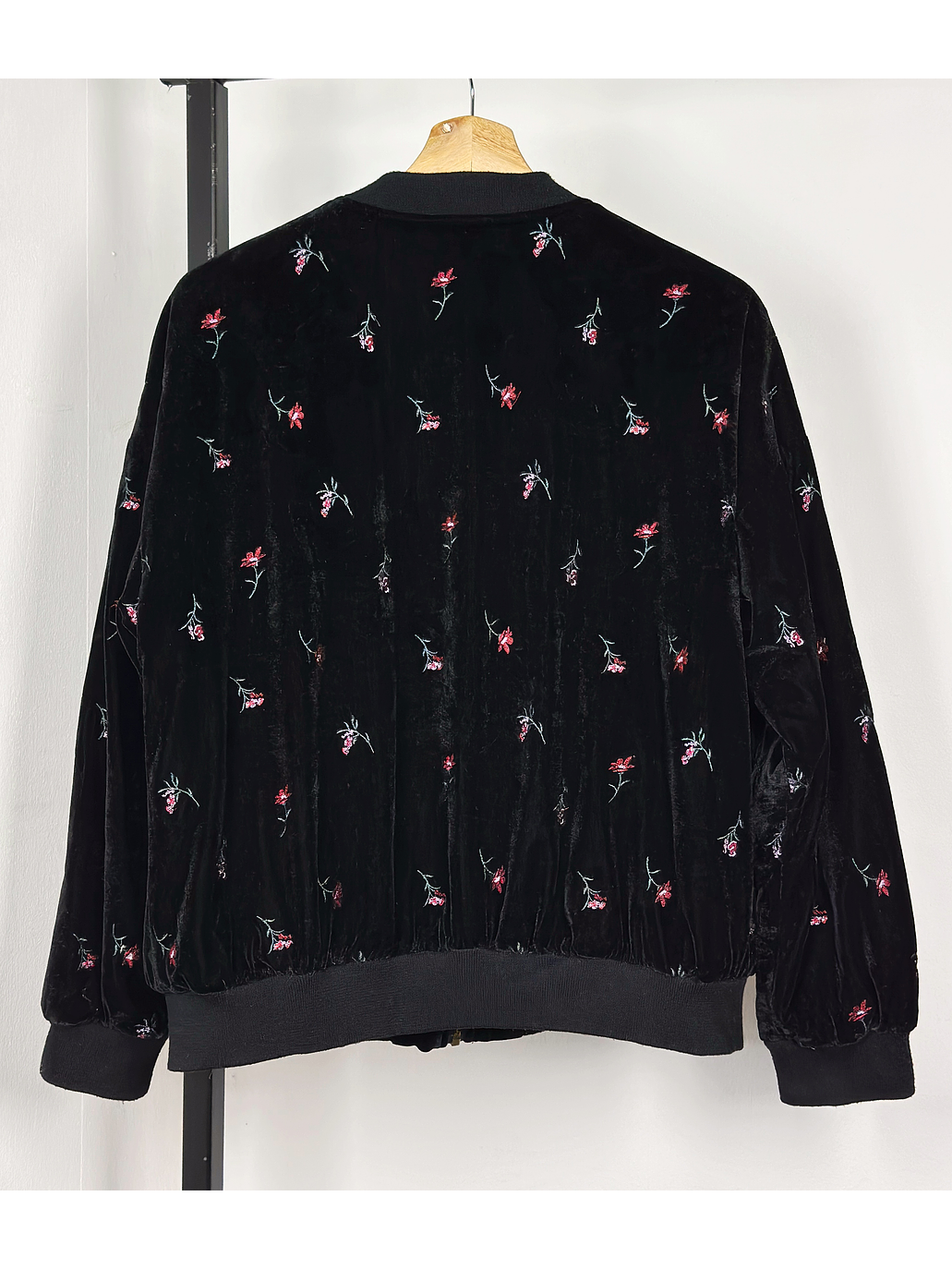 Chaqueta negra floreada  3