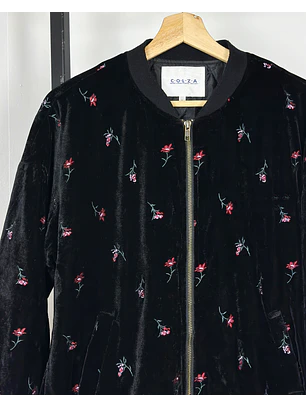 Chaqueta negra floreada 