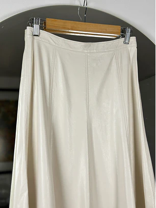 Falda cuerina marfil