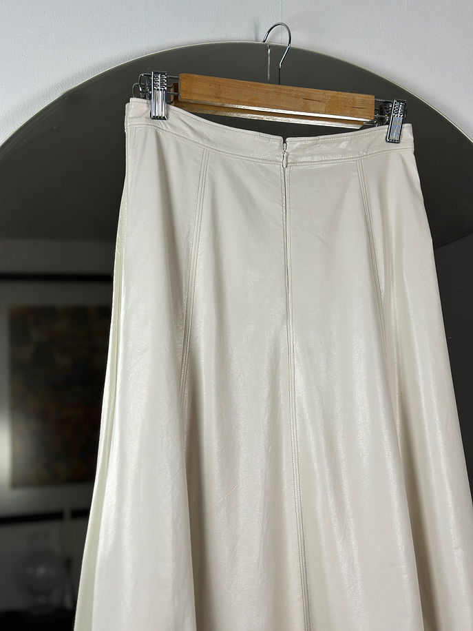 Falda cuerina marfil 3