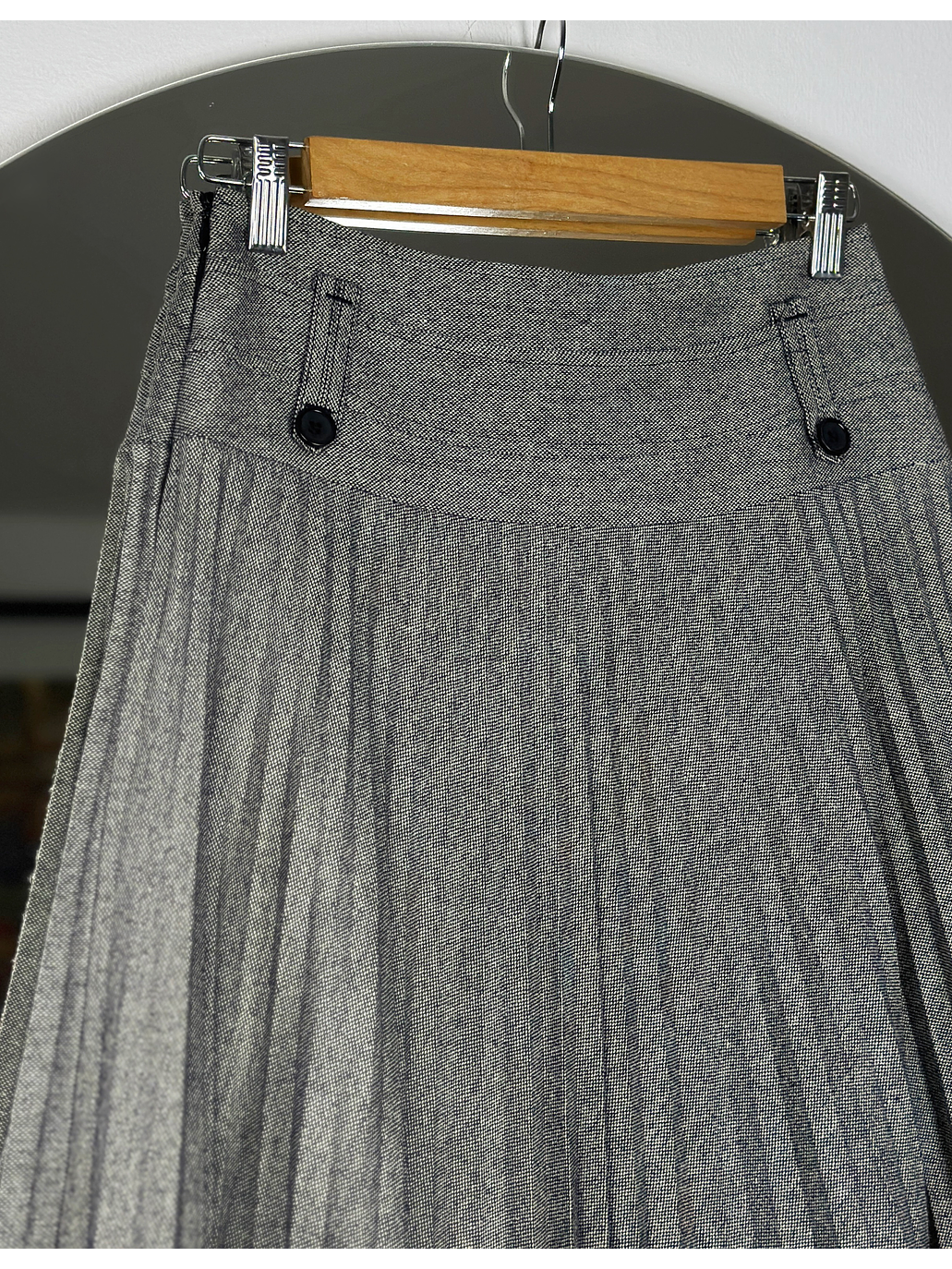 Falda gris plisada 4