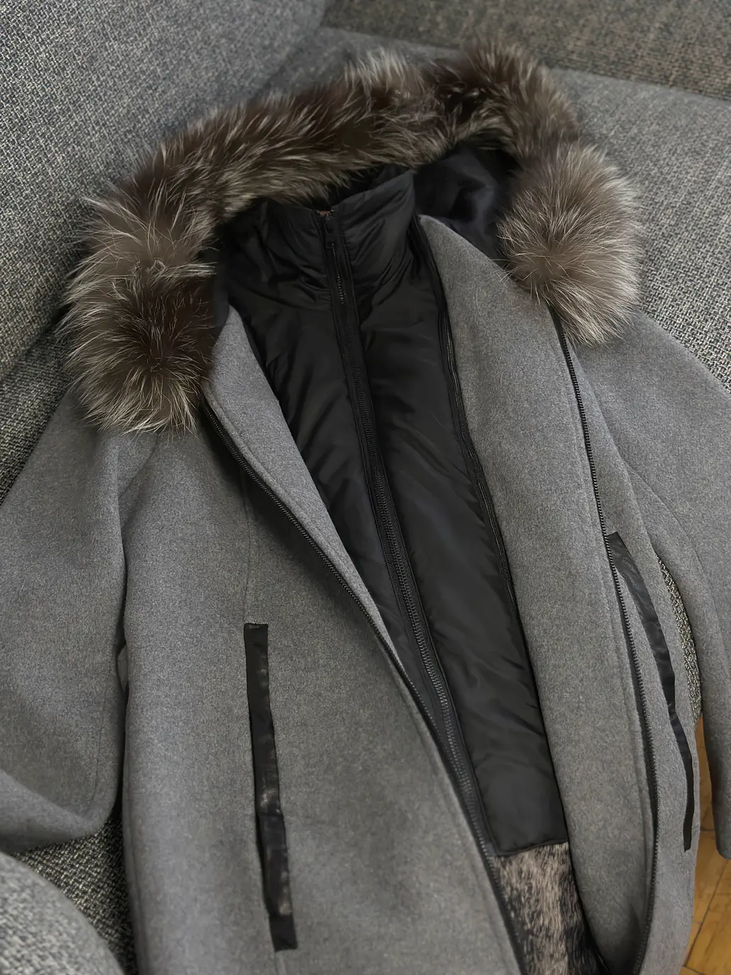 Abrigo gris con cuello de piel 3