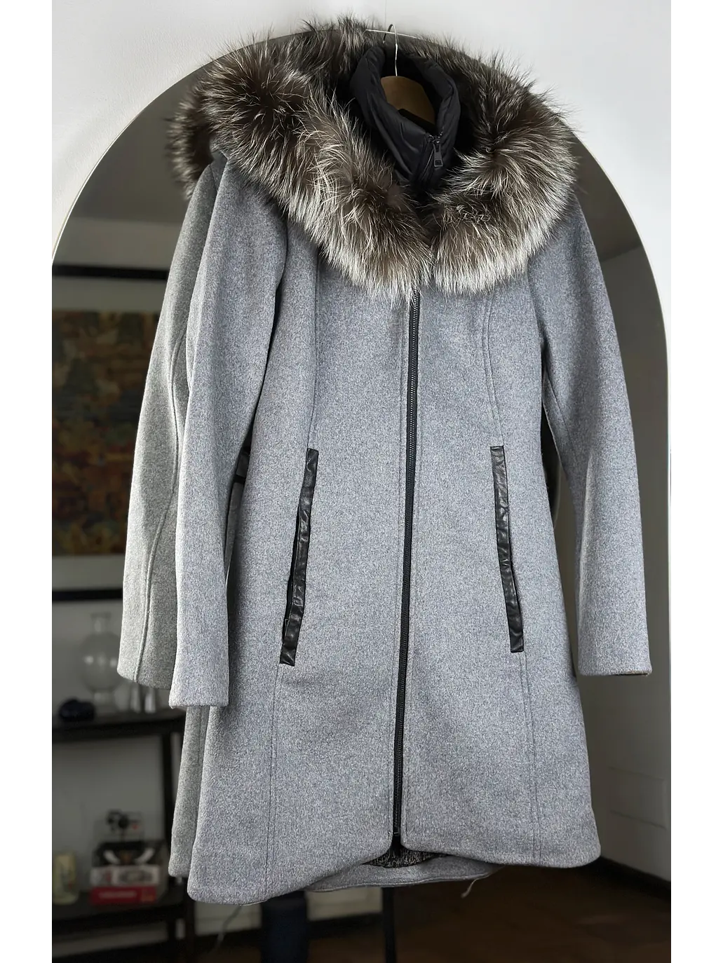 Abrigo gris con cuello de piel 1
