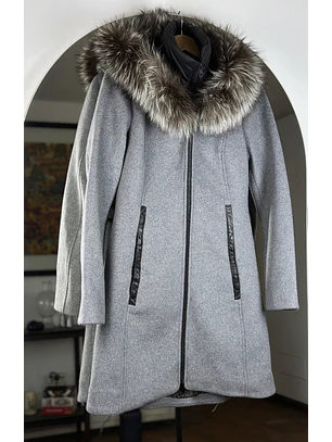Abrigo gris con cuello de piel