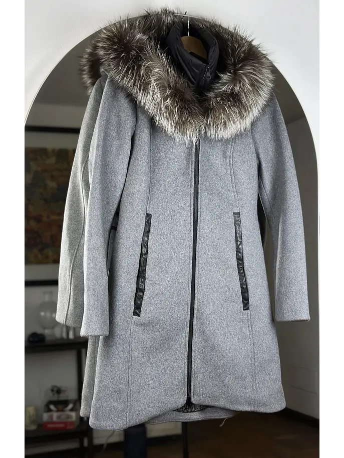 Abrigo gris con cuello de piel 1