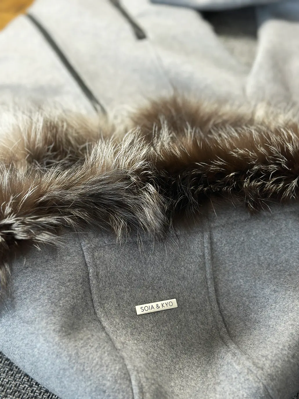 Abrigo gris con cuello de piel 5