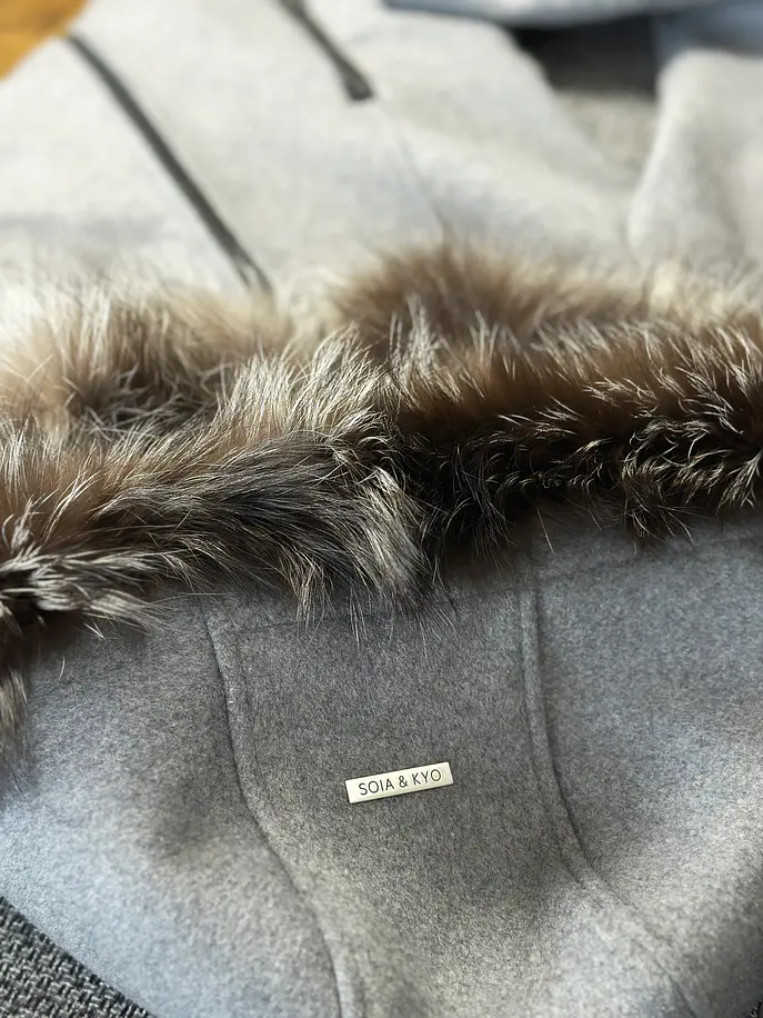 Abrigo gris con cuello de piel 5