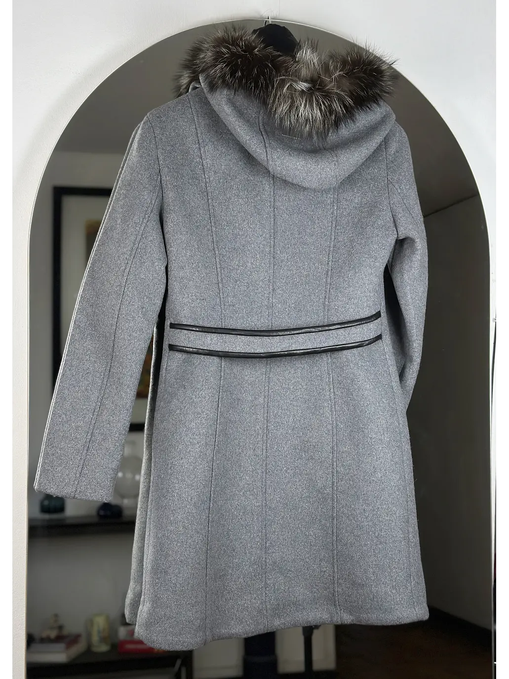 Abrigo gris con cuello de piel 6