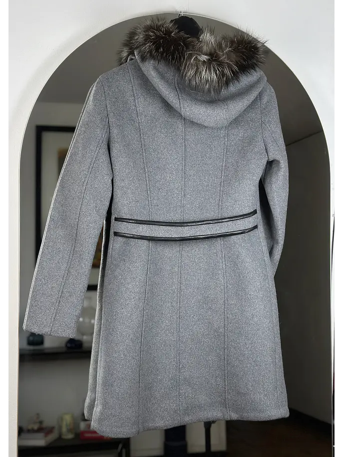 Abrigo gris con cuello de piel 6