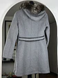 Abrigo gris con cuello de piel - Miniatura 6