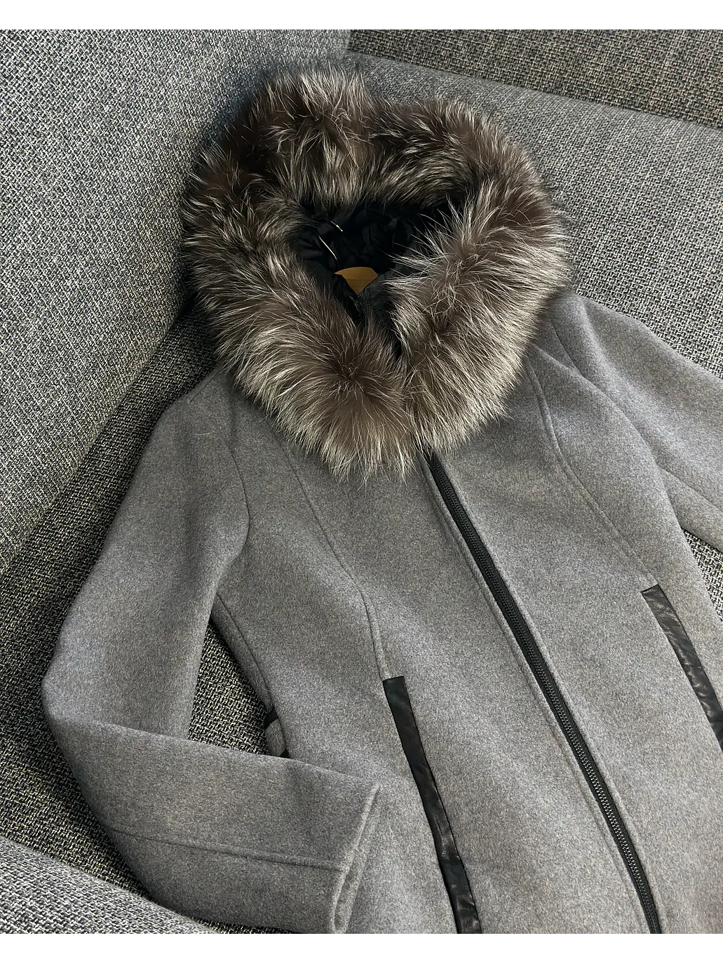 Abrigo gris con cuello de piel 4