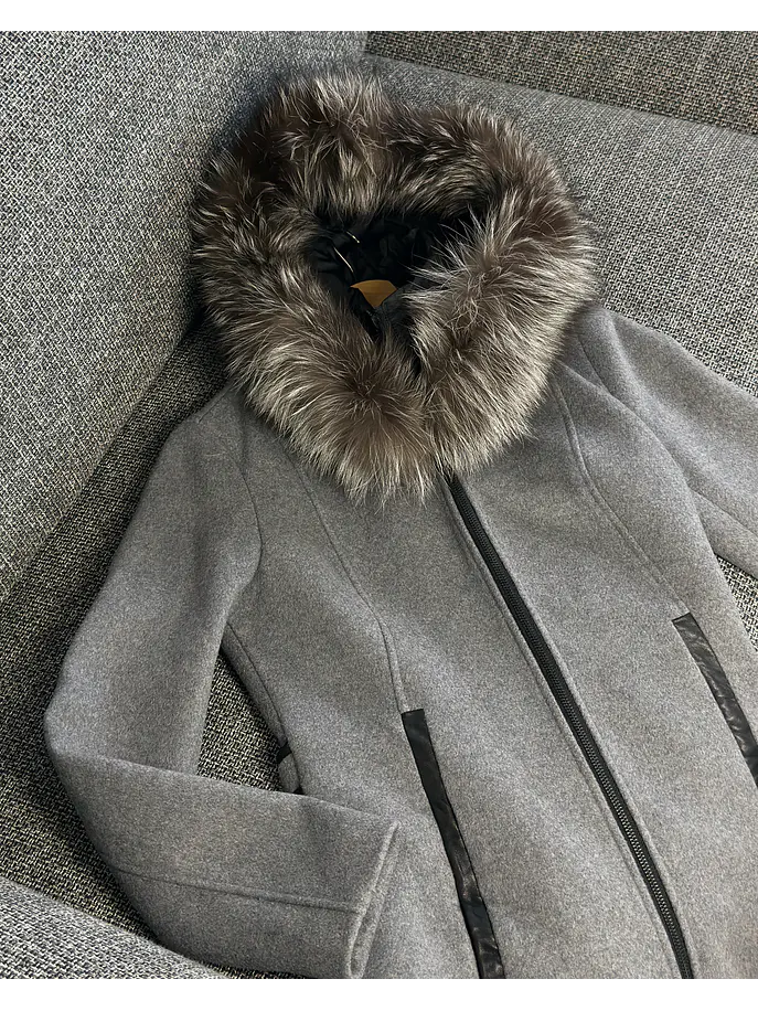 Abrigo gris con cuello de piel 4